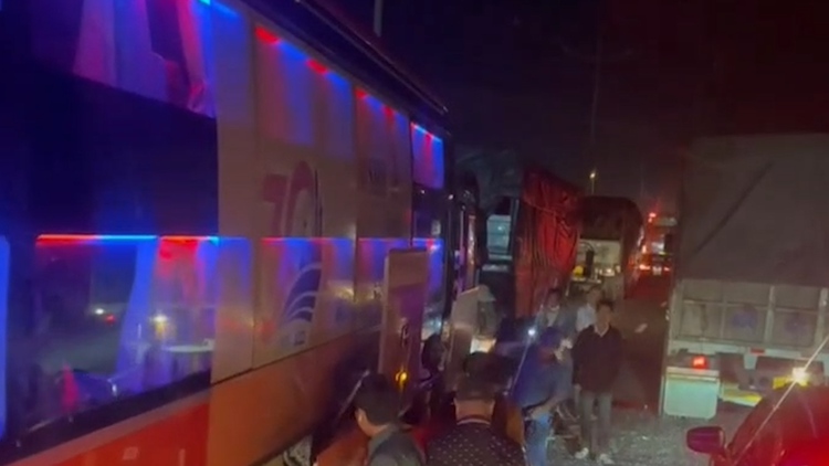 Rạng sáng vật vờ trên cao tốc TP.HCM-Trung Lương vì xe khách gặp tai nạn liên hoàn
