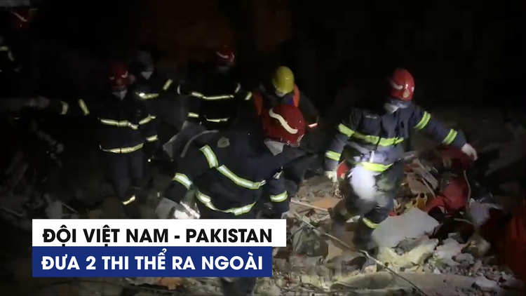 Khoảnh khắc đội cứu hộ Việt Nam và Pakistan đưa 2 thi thể dưới đống đổ nát ra ngoài 