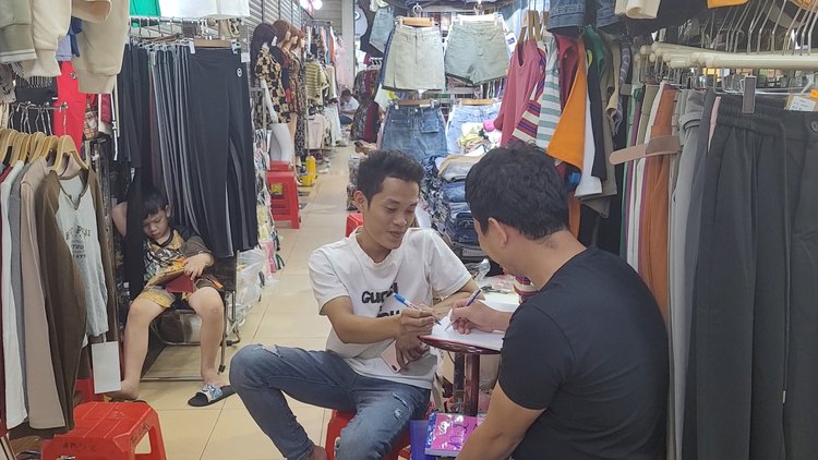 Tiểu thương An Đông Plaza kêu khổ vì ế, ngồi chơi caro nhưng giá thuê sạp tăng