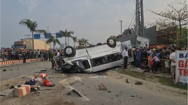 Hiện trường vụ tai nạn đặc biệt nghiêm trọng tại Quảng Nam