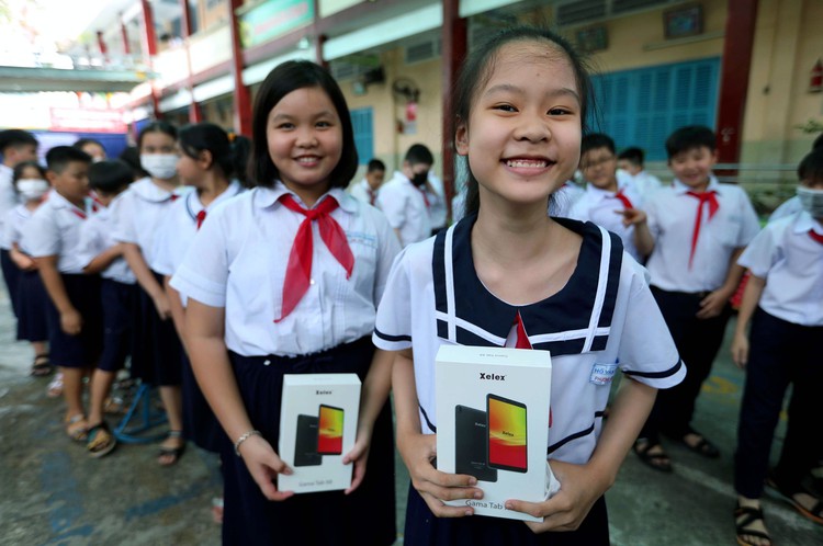 Báo Thanh Niên cùng Tập đoàn công nghệ Xelex trao 400 máy tính bảng cho học sinh
