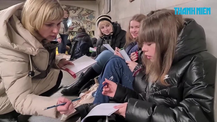 Giữa báo động không kích, lớp học tiếp tục trong ga tàu điện ngầm Kyiv