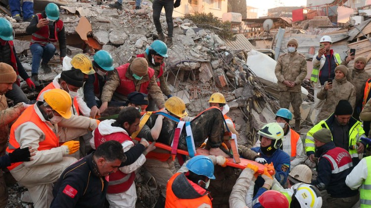 200 giờ sau động đất, 9 người sống sót được cứu từ dưới đống đổ nát ở Thổ Nhĩ Kỳ