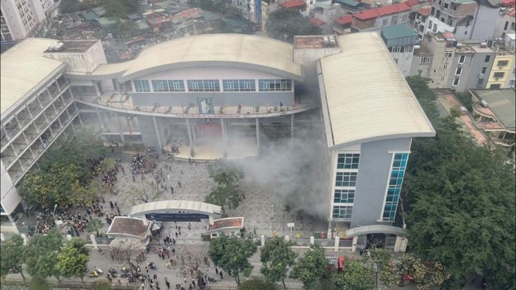 Học sinh hoảng sợ tháo chạy vì vụ cháy tại Trường tiểu học Yên Hòa