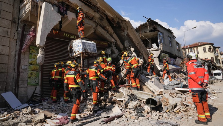 Cứu hộ nạn nhân động đất, làm sao để nhanh mà không bị sự cố?