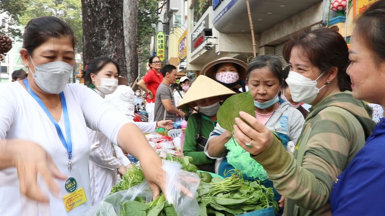 Người dân TP.HCM ngỡ ngàng với phiên chợ dùng lá thay tiền