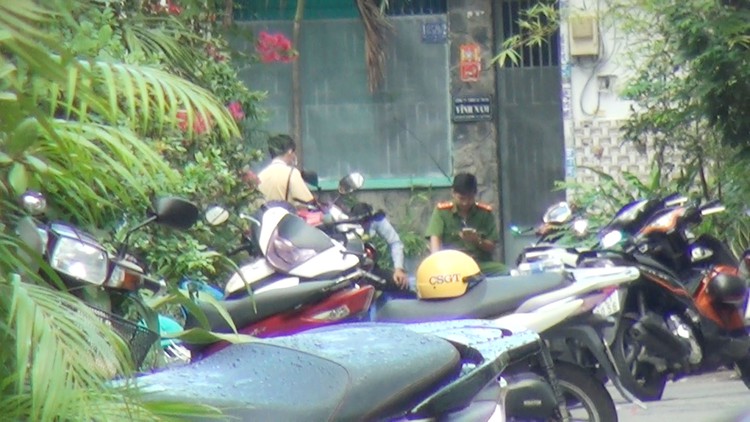 Bé gái tử vong trong tình trạng tím tái, công an phong tỏa một con hẻm để điều tra