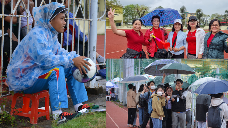 Sinh viên đội mưa cổ vũ, thầy cô góp tiếng kèn tiếp sức học trò thi đấu