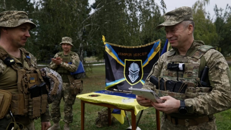 Tư lệnh lục quân Ukraine ra tiền tuyến Bakhmut khích lệ binh sĩ