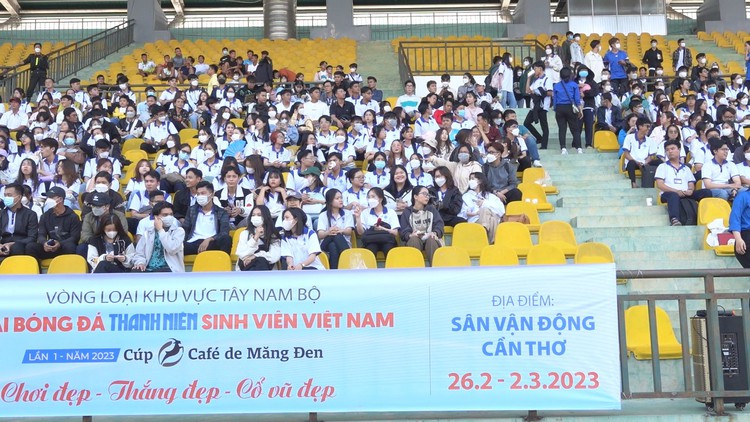 Hơn 3.000 CĐV cuồng nhiệt trên sân Cần Thơ, các đội bóng nhập cuộc quyết tâm cao