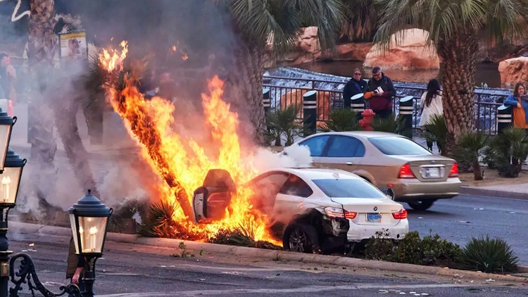 Thót tim kéo tài xế bất tỉnh ra ngay trước khi xe bùng cháy ở Las Vegas