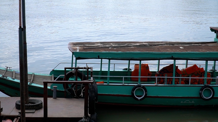 Bàng hoàng vụ lật thuyền chở người đi chùa trên sông Đồng Nai