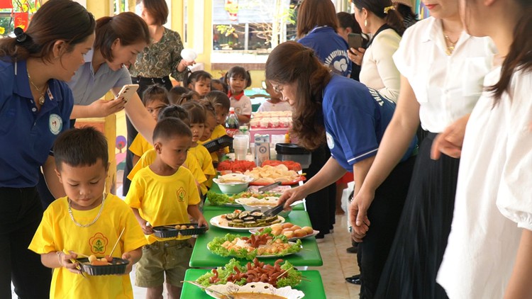 Bà bán vịt, chị buôn chuối… tổ chức 'tiệc buffet' cho trẻ vùng cao