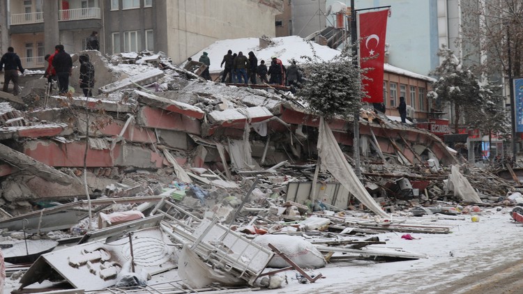 Cứu hộ chậm trễ, người dân tận lực cứu nạn nhân động đất Thổ Nhĩ Kỳ