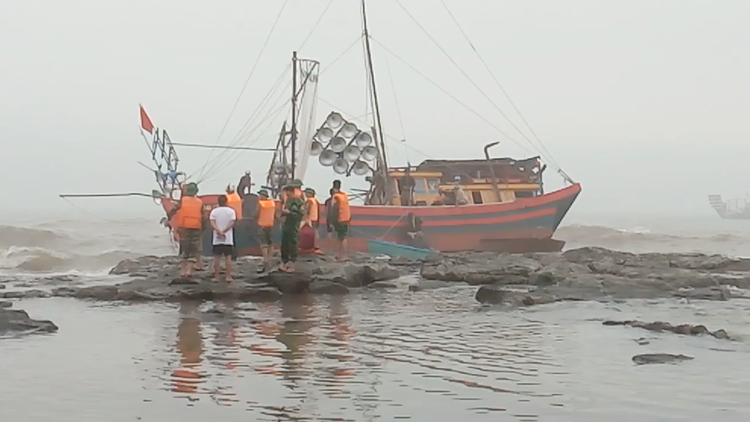 Cận cảnh cứu tàu cá cùng 10 thuyền viên gặp nạn trên biển
