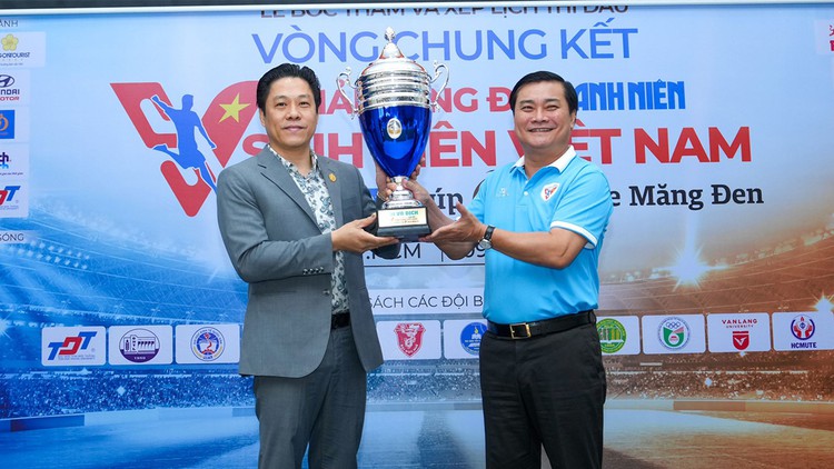 Cuộc đua VCK đã bắt đầu, công bố chiếc cúp vô địch trong mơ