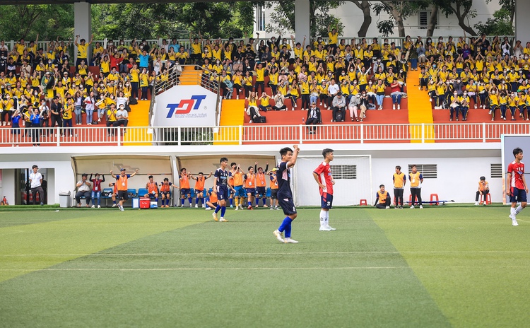 Cận cảnh sân bóng đá đạt chuẩn FIFA 2 sao của Trường ĐH Tôn Đức Thắng