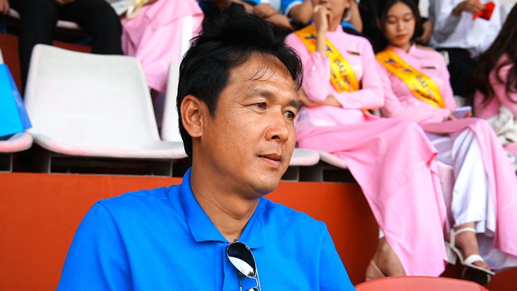 Bất ngờ dự khán, cựu tuyển thủ Nguyễn Minh Phương nói gì về các cầu thủ sinh viên?
