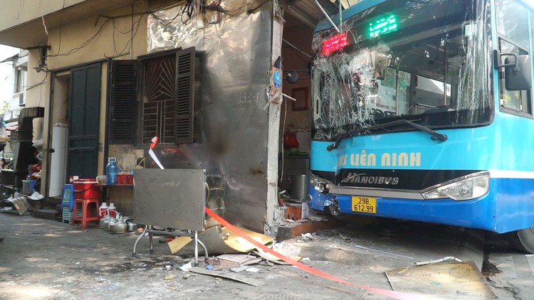 Xe buýt mất lái tông vào quán ăn, 3 người bị thương nặng