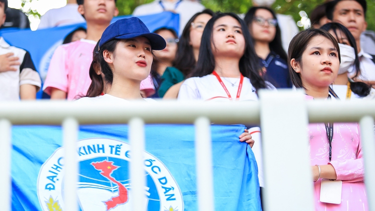 4 nữ sinh chịu chi, bay từ Hà Nội đi cổ vũ: ‘Tài chính không quan trọng’