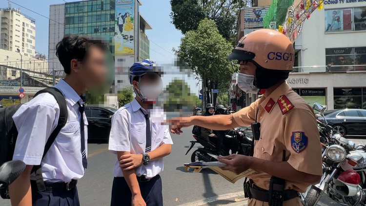 Học sinh vi phạm luật giao thông: 'Ba mẹ mua xe nào thì em đi xe đó'