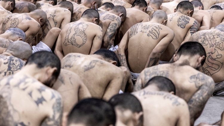 Xem 'siêu nhà tù', nơi giam hàng nghìn tù nhân xăm trổ giữa cuộc chiến chống tội phạm El Salvador