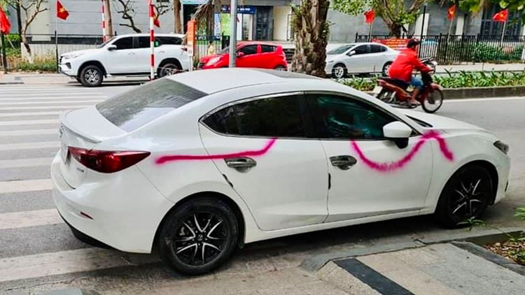 Chết điếng vì ô tô bị xịt sơn nhem nhuốc trong khu đô thị Goldmark City