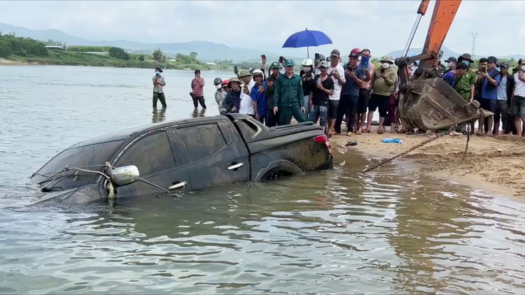 Đang đánh cá, người dân tá hỏa phát hiện xe ô tô cùng thi thể dưới lòng sông