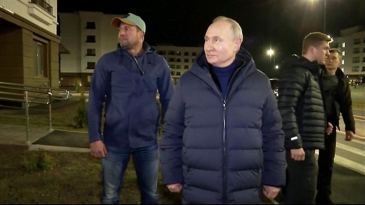 Tổng thống Putin bất ngờ tới Mariupol, nói chuyện với người dân