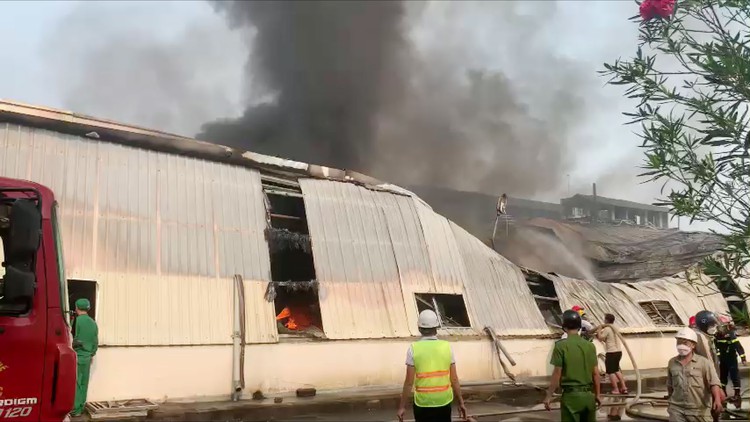 Cận cảnh vụ cháy kinh hoàng tại kho nguyên liệu công ty bánh gạo