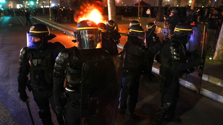 Lửa khói, hơi cay trên phố Paris khi cảnh sát dẹp biểu tình chống cải cách lương hưu