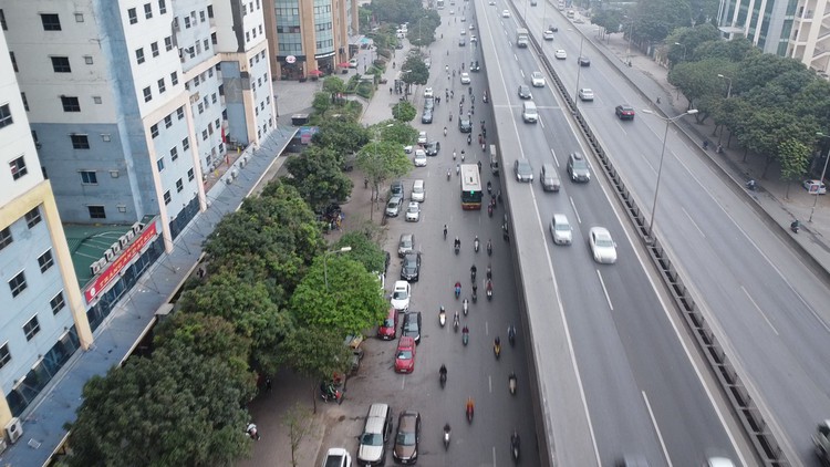 Ô tô đỗ tràn xuống đường: ‘Biết vi phạm nhưng đành chịu’