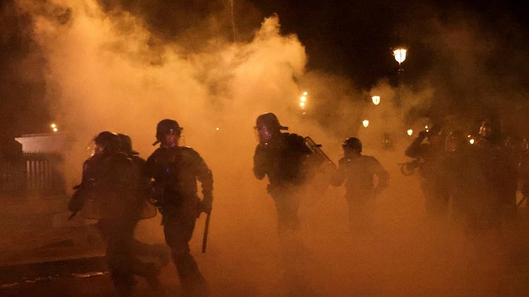 Gạch đá, hơi cay, lửa khói: Cảnh sát Pháp đụng độ người phản đối cải cách lương hưu