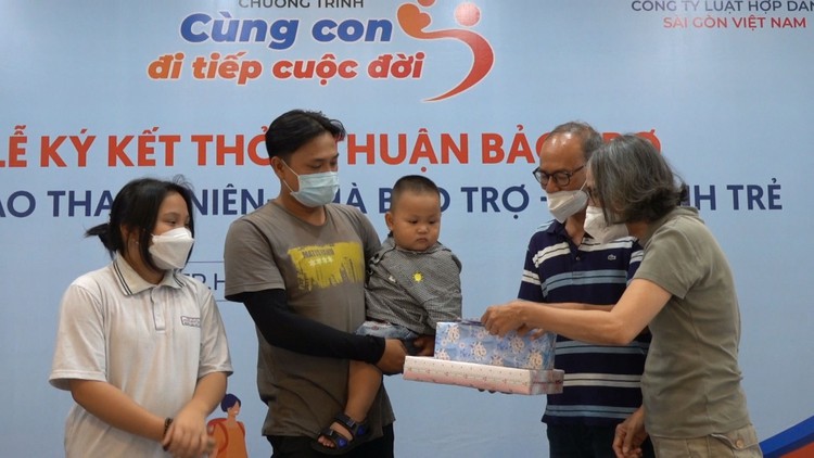 Cặp vợ chồng Việt kiều Đức nhận bảo trợ 7 trẻ mồ côi vì Covid-19