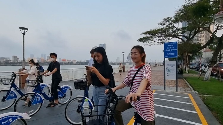 Giới trẻ thích thú với xe đạp công cộng ở TP.Đà Nẵng