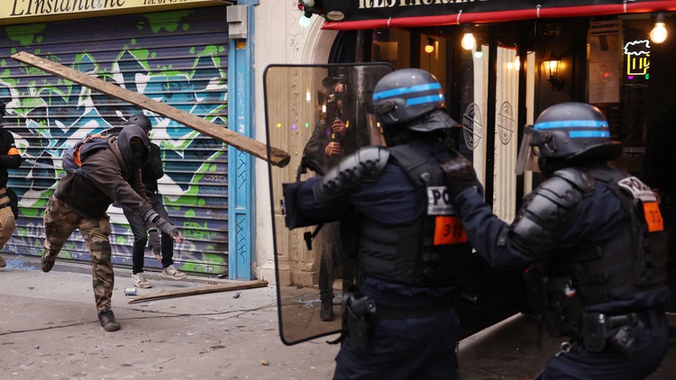 Cảnh sát Pháp trấn áp người biểu tình bạo lực chống cải cách lương hưu