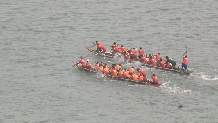 Hàng ngàn người chen chân xem đua thuyền truyền thống trên sông Hàn