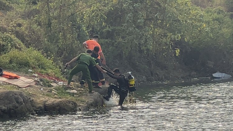 Kịch tích khoảnh khắc lặn hồ đá tìm con dao gây án