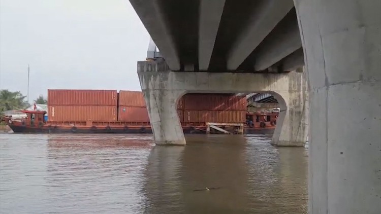 5 tiếng giải cứu sà lan ‘khủng’ kẹt giữa cầu Măng Thít