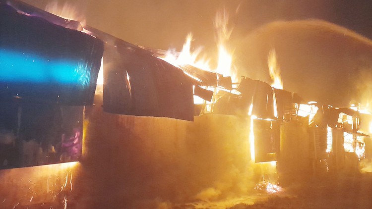 Cận cảnh vụ cháy kinh hoàng ở xưởng sản xuất nhang