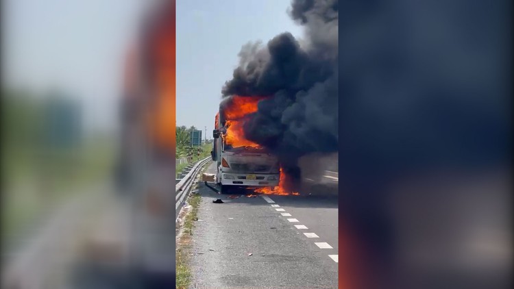 Xe tải bốc cháy ngùn ngụt trên cao tốc Trung Lương-Mỹ Thuận