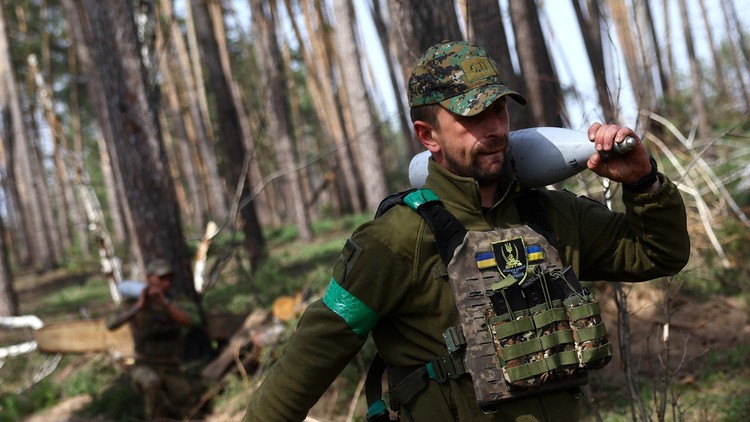 Đạn pháo thiếu trầm trọng, lính Ukraine tìm cách tái chế đạn hỏng