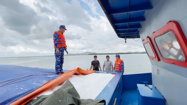 Cảnh sát biển xử lý sà lan chở phân Ure mua từ tàu ‘lạ’