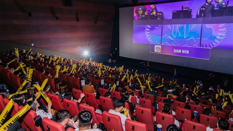 Hơn 400 người kéo đến rạp chiếu phim để xem thi đấu Liên minh huyền thoại