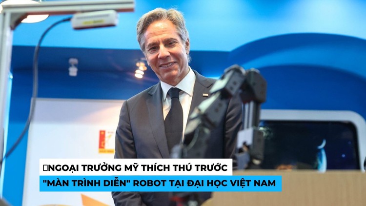 Ngoại trưởng Mỹ thích thú trước 'màn trình diễn' rô-bốt tại đại học Việt Nam