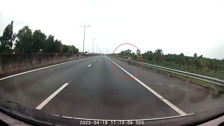Chiếc xe đạp điện lao nhanh trên cao tốc, nhiều người ‘hoảng vía'