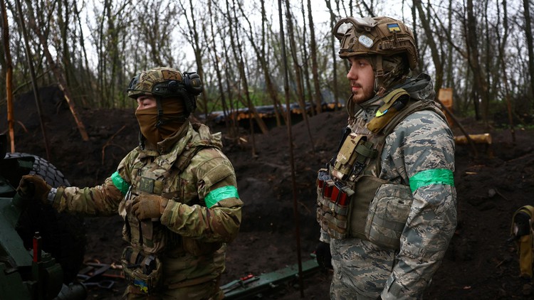 Lính Ukraine phải gọi FaceTime sĩ quan phương Tây để học cách dùng vũ khí?