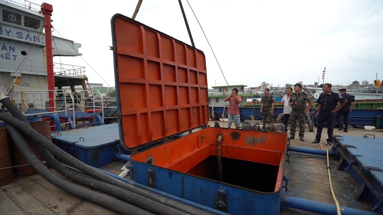 Bắt tàu hậu cần nghề cá ngụy trang tinh vi, chở lậu 280.000 lít dầu