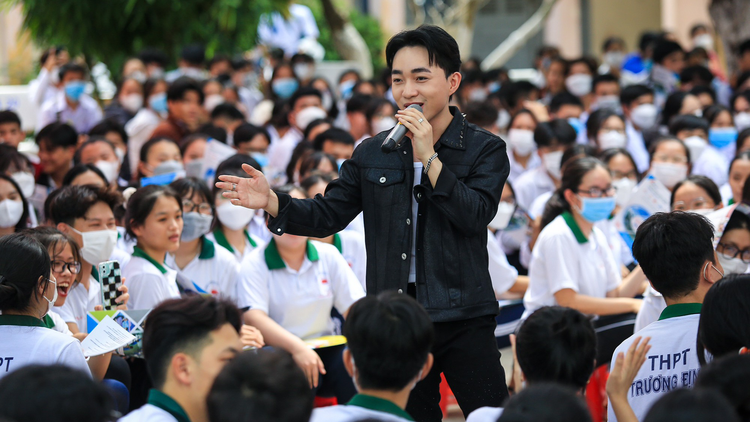 Quán quân 'Thần tượng Bolero 2016' Trung Quang hát tại chương trình Tư vấn mùa thi