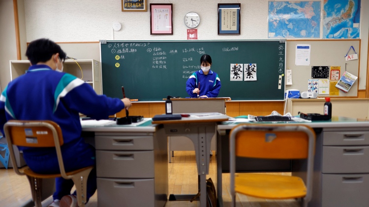 Hai học sinh cuối cùng tốt nghiệp, trường học Nhật Bản 76 năm tuổi phải đóng cửa
